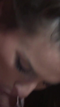 Sexy brünette in kehlenfick-action mit ihrem ficker