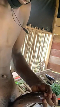 Così enorme segando una sborrata nel mio posto polveroso sporco poco prima di pulire, mi sono così eccitato a guardare i tuoi video online