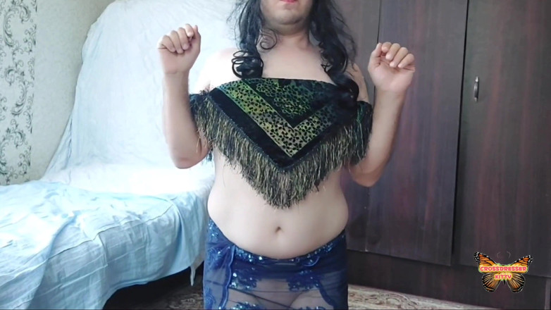 Kitty_Cross: Il grande corpo bianco con il corpo amatoriale travestito sissy...