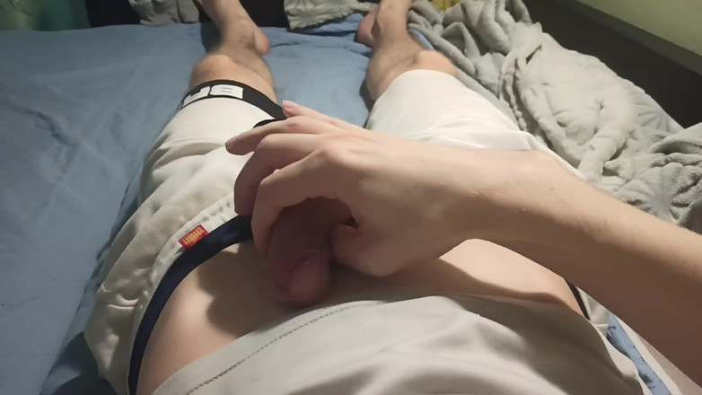 Pasha: Homem de shorts brancos massageia o pau com creme, geme...