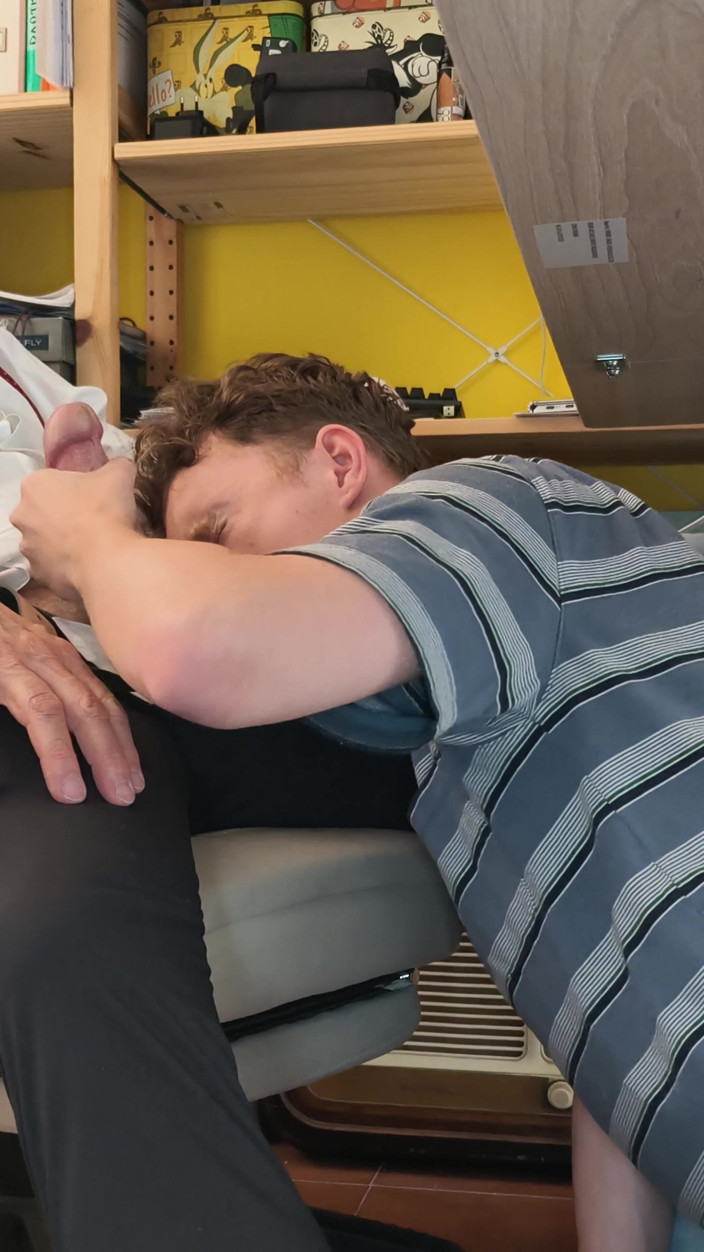itapapixxl: 顺从的twwink在桌子底下口交大未割包皮的老板鸡巴