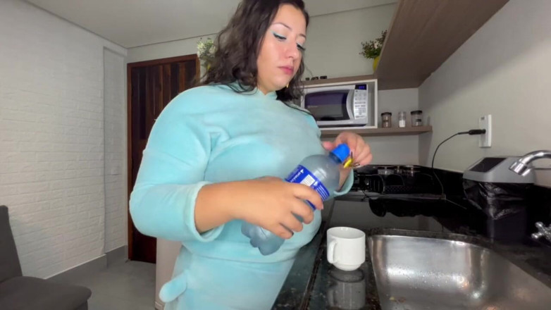 Amateurs videos: Bitch Sits on the Roll of Negation