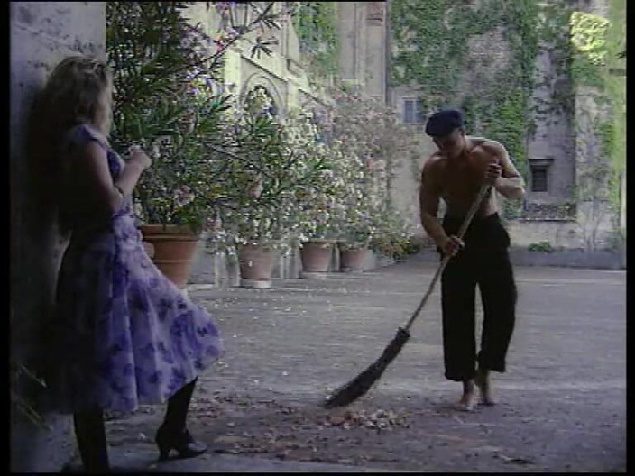 Vintage megastore: 阴毛浓密的金发熟女被大老式鸡巴干并射在嘴里