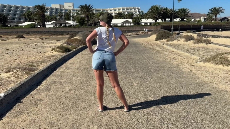 Emma Voyeur: 绝望的润湿牛仔裤在公共场合