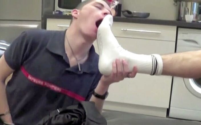 Sneaker gay: Piękny Chłopiec Scally zerżnięty przez mistrza w trampkach