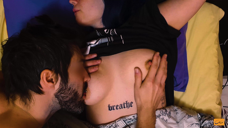 Unlimited Orgasm: Heet zoenen en tepelspel is alles wat ze nodig heeft...