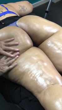 Massagista gozando em sua bunda grande | Melhor bunda gorda suculenta na cama de massagem