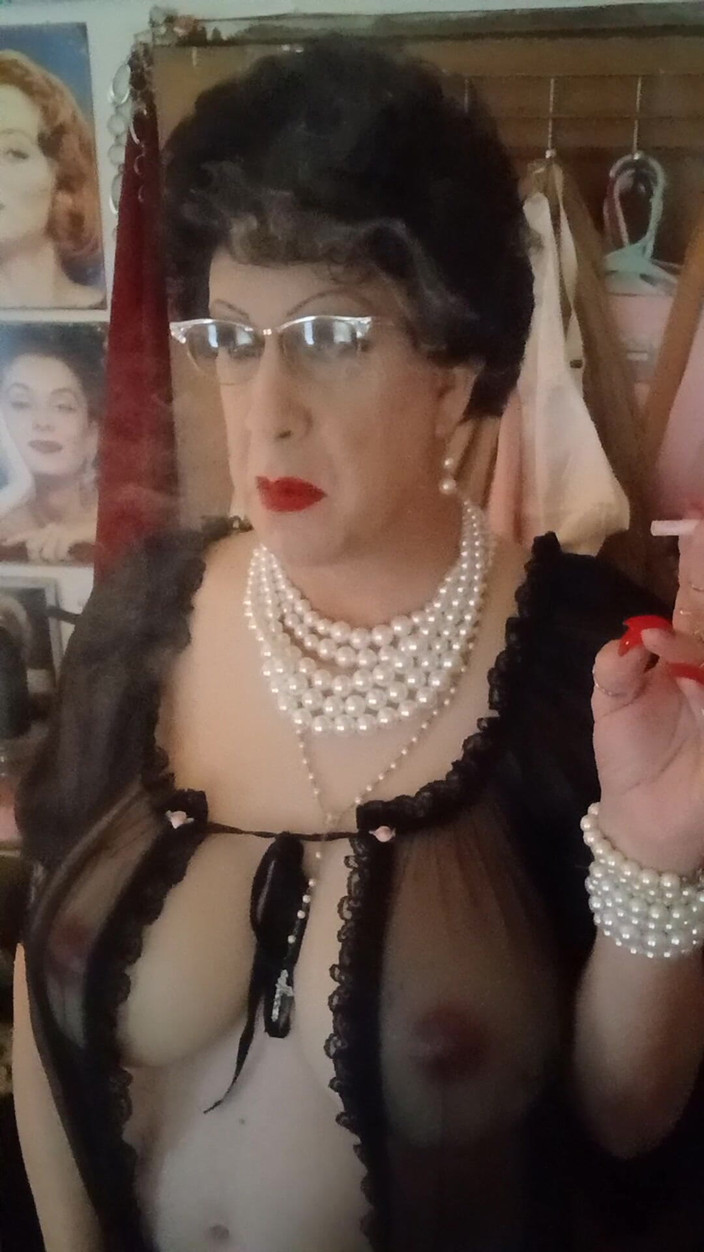 Mshollbrook: 霍尔布鲁克斯女士睡前的舒适尼特时间。