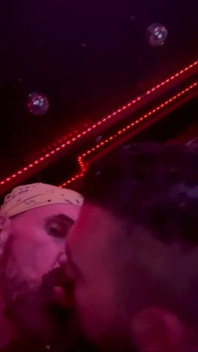 Elle s’occupe d’un beau-père excité dans un club