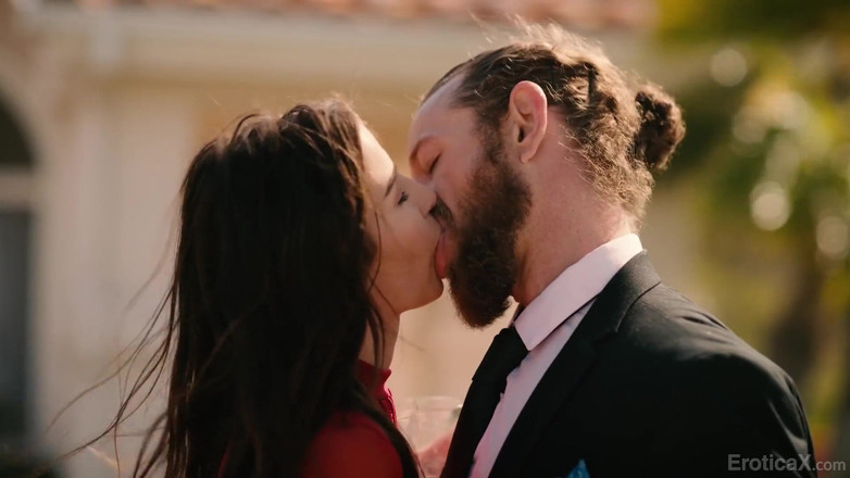 Erotica X: Ateşli esmer Kylie Rocket erkek arkadaşının düğününde arkadaşıyla sikişiyor- eroticax