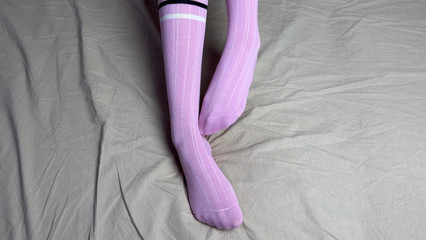 Gloria Gimson: Mavi tırnaklı bir sevgilinin elinde pembe çoraplar solo videoda