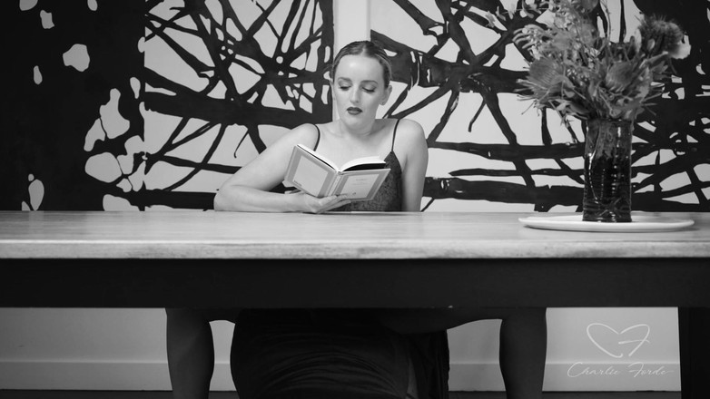 CharlieForde: Charlie Forde, Amber Moore'un rol aldığı Ode to histerik edebiyat