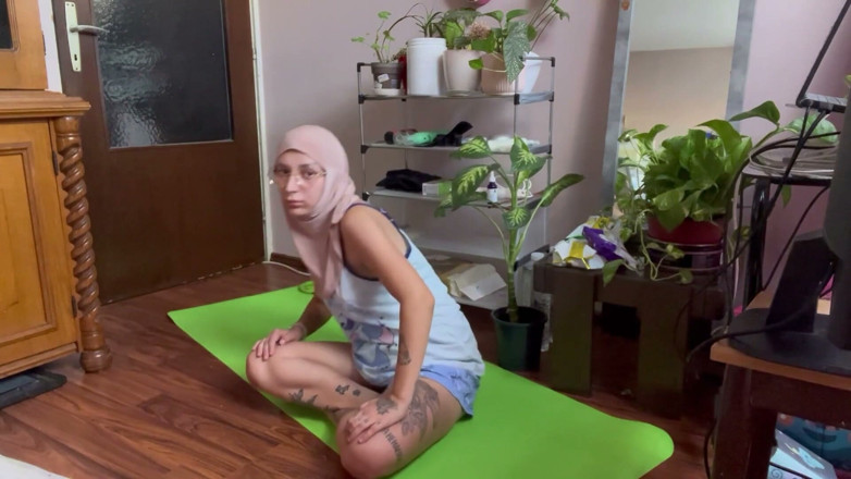 lanalovacutie: Yoga in Hijab-dag 18