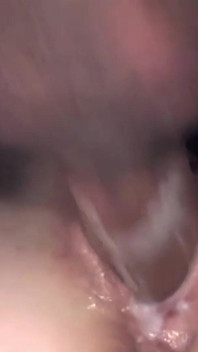 Kudrnatá blonďatá děvka bere sperma do její kundičky