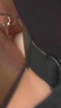 Pelacur lesbian melahap memek becek di pesta seks liar