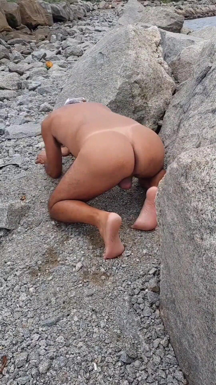 Ladysilvas: Nackte ladysilva on the rocks zeigt ihren gebräunten arsch mit...