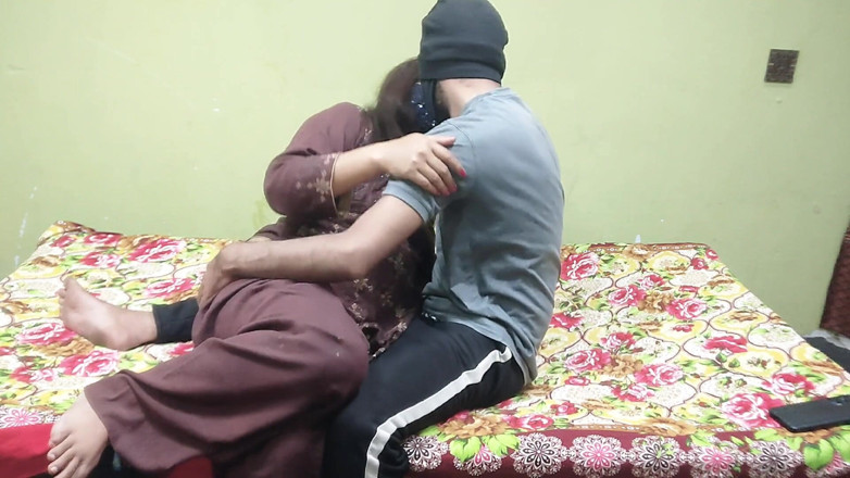Pakistani CoupleX: Indian Desi Bhabhi Ko Pati Ke Dost Ny Ghar Ja...