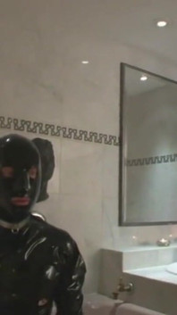 Humiliant, robe en latex, fétichisme des pieds