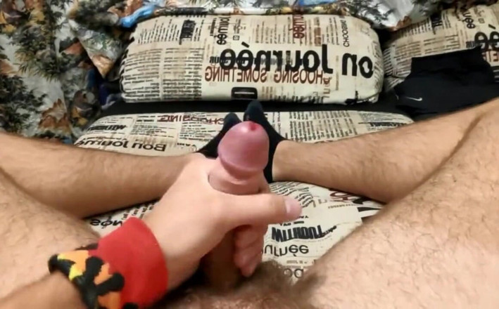 qaz11: Der Typ masturbiert in seinem Schlafzimmer und seine Eltern sind...