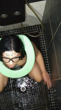 Sexi Wife Taking Enormous Load of Piss on Face
