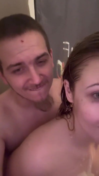 Un demi-frère se fait baiser par sa demi-sœur sous la douche