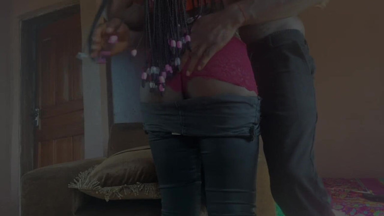 Zion: Adik tiri eboni memberikan blowjob dan mengambil zakar hitam besar