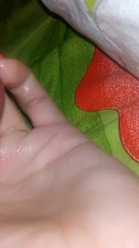 Die hand meiner stiefschwester ist mit precum bedeckt und dann dickes sperma