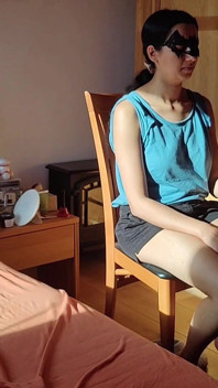 Soția îi pălmuiește o stripteuză