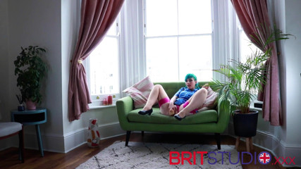 Brit Studio: 학생 간호사가 그녀를 위해 자위하는 방법을 알려줍니다