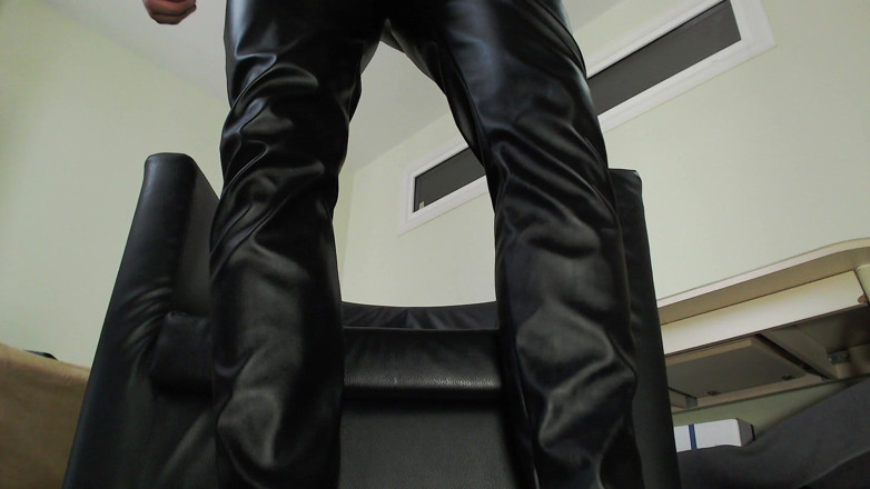Hunky time: Alpha in Leather, Foot Domination and Cum