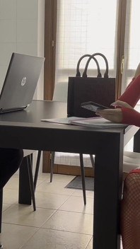 Die Sekretärin Masturbiert Bei Der Arbeit, Wird Aber Von Ihrem Chef Gesehen