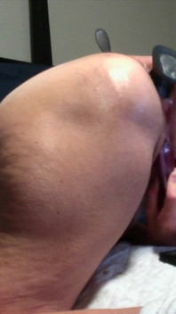 Sexy MILF dostane obrovský anální kolík a anální korálky, které jí vloží do zadku manžílek