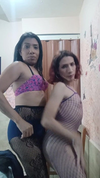 Unas Amigas Estan Aqui Para Divertirse