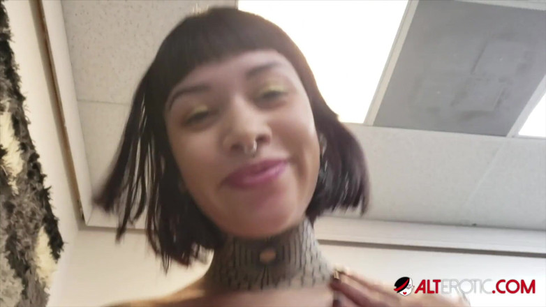 Alt Erotic: Selena Savage se fait éjaculer dessus dans le studio