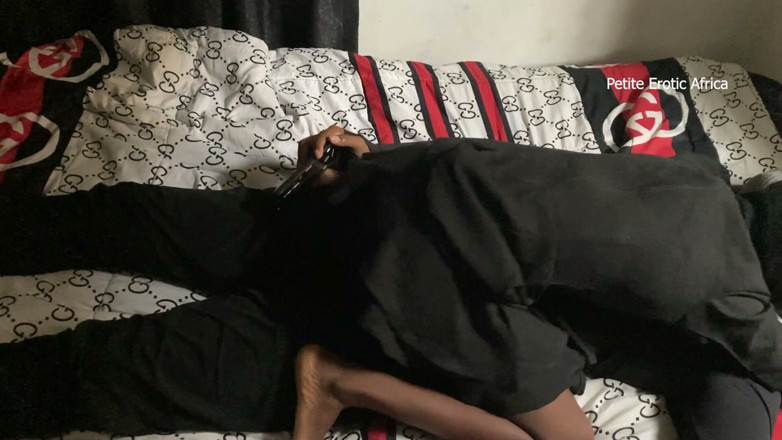 Petite Erotic Africa: Lovet rijdt volledig gekleed