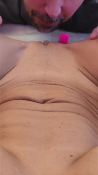 Man som testar nya leksaker på sin heta MILF fru och hon har en skrikande orgasm