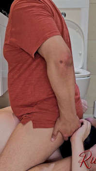 Esclave humaine personnelle dans les toilettes