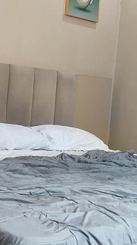 Martelando essa bunda gordinha tão real de quatro na cama que o fez gozar