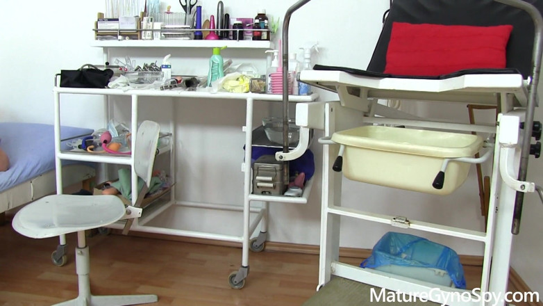 Mature Gyno Spy: Gynéco mature - un vieux docteur coquin avec une caméra filme...