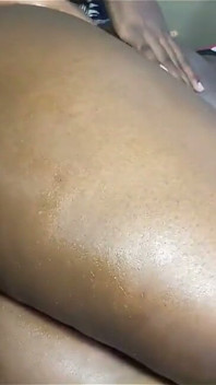 그녀의 보지에 깊은 티슈 섹스를 선사하는 어깨 마사지를 요청하는 그녀