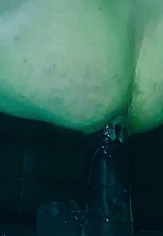 Haggy Baggy: एक विशाल डिल्डो की सवारी।