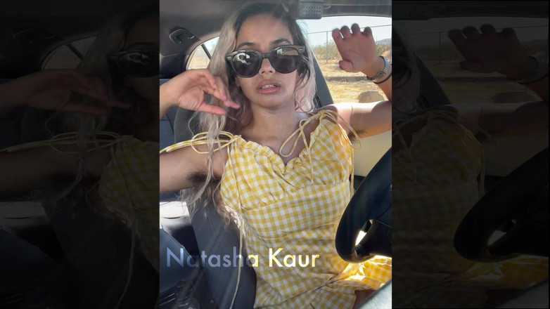 Natasha Kaur: Bojujem s mými šaty s připínáky