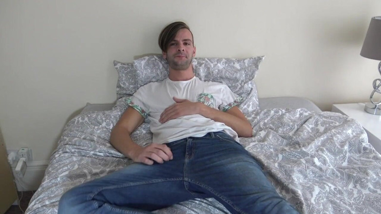 BAREBACKERS FROM LONDON: Seksi Dante Lucas Aron Master tarafından çıplak sikiliyor