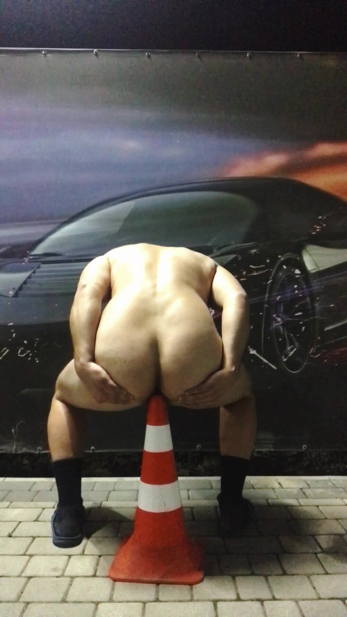 Merry Bell: Exhibicionista v myčce aut