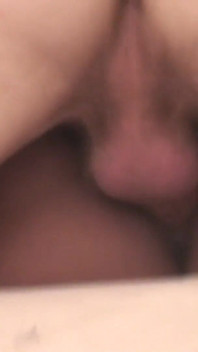 Mulher negra esfrega sua buceta e é fodida por um pau branco duro