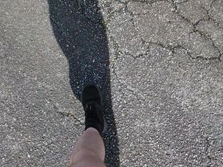 Djk31314: Jalan-jalan di luar ruangan hanya dengan kaus kaki dan sepatu