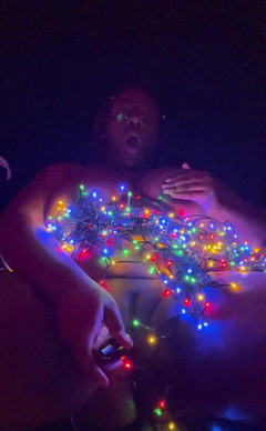 Gothic Goddess: Ebony bbw masturbuje vánoční vydání