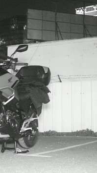 Eine atemberaubende Dame präsentierte das Motorrad