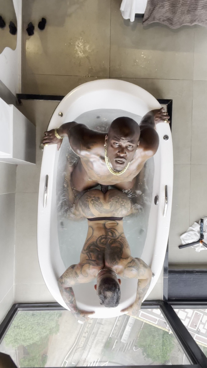 DADDYBLACKXXX: Si jalang pembina badan berotot dikongkek kote hitam besar!