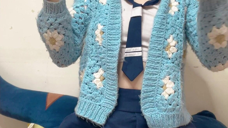 sweethanajapanese: Hana สวมคอสเพลย์สาววิทยาลัยสําหรับการทํางานวันใหม่ของเธอ